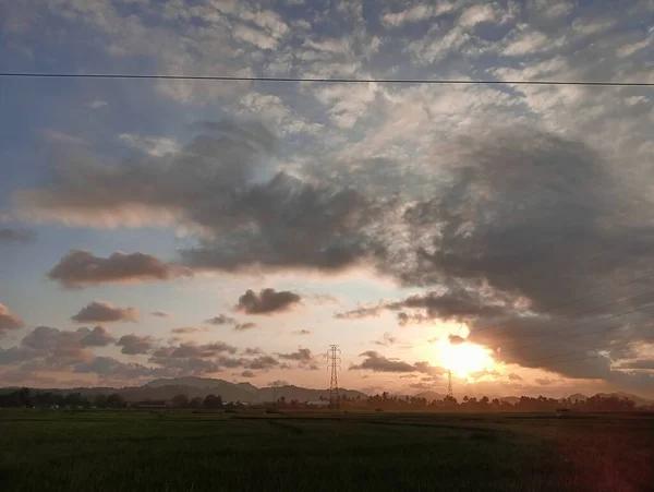 Schöne Aussicht Auf Den Sonnenuntergang Und Wolken Über Den Reisfeldern — Stockfoto