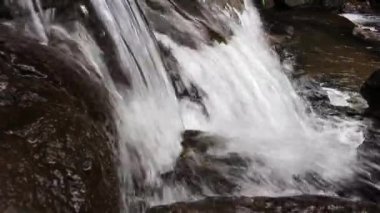 Şelalenin kayalar ve berrak su manzarası, bu şelale bir ormanın ortasında gibi. Ciherang şelalesi Bogor, Endonezya 'da yer almaktadır..