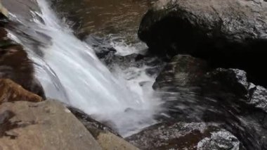 Şelalenin kayalar ve berrak su manzarası, bu şelale bir ormanın ortasında gibi. Ciherang şelalesi Bogor, Endonezya 'da yer almaktadır..