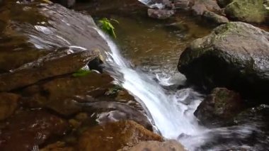 Şelalenin kayalar ve berrak su manzarası, bu şelale bir ormanın ortasında gibi. Ciherang şelalesi Bogor, Endonezya 'da yer almaktadır..