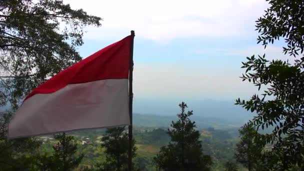 인도네시아의 깃발이 언덕에 떠오르고 있습니다 — 비디오