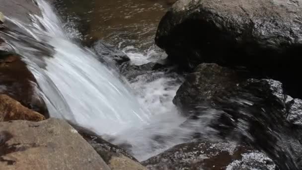 Kilátás Vízesés Sziklák Tiszta Víz Vízesés Úgy Érzi Erdő Közepén — Stock videók