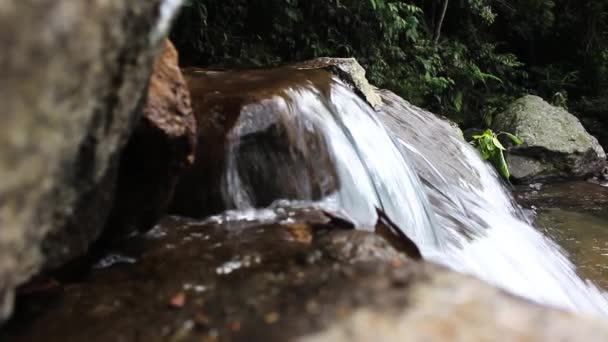 Pohled Vodopád Skalami Čistou Vodou Tento Vodopád Cítí Uprostřed Lesa — Stock video