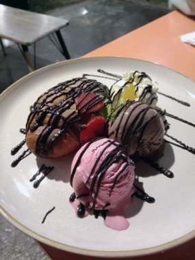 Dondurmayı bir kafede tabağa koy.