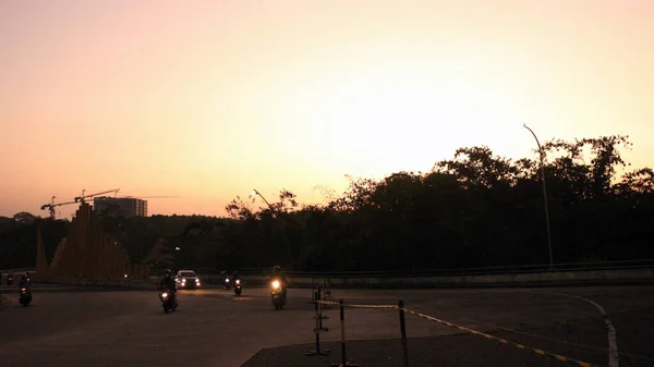 Ηλιοβασίλεμα Από Δρόμο Σιλουέτες Δέντρων Και Κτιρίων — Φωτογραφία Αρχείου