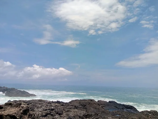 Άποψη Των Κυμάτων Και Των Βράχων Στην Παραλία Απόγευμα — Φωτογραφία Αρχείου