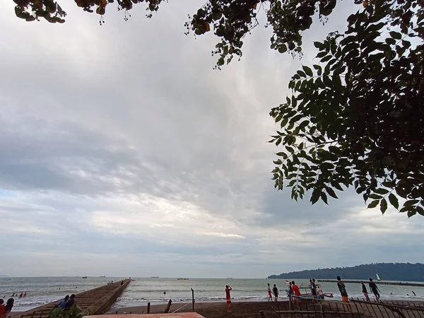 Tampilan Pantai Dari Tepi Dengan Orang Orang Pada Siang Hari — Stok Foto