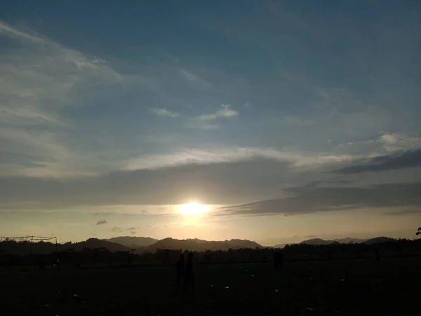 Blick Auf Den Sonnenaufgang Bedeckt Von Wolken Auf Dem Hügel — Stockfoto