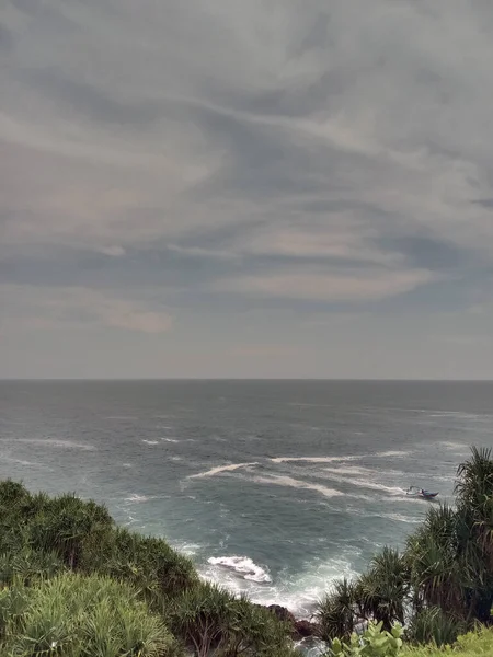 Вид Море Окружении Скал Растений Течение Дня — стоковое фото