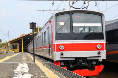 Trenin ön görüntüsü gün boyunca istasyonda yolcuları bekliyor.