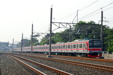 Tren öğle vakti başkente doğru gidiyordu.