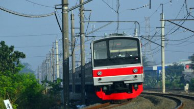 Tren öğle vakti başkente doğru gidiyordu.