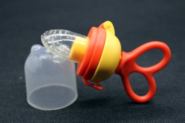 Siyah zemin kapaklı turuncu bebek emziği