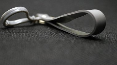 Siyah arkaplandaki gri anahtarlığı kapat