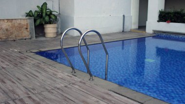 Sabahları merdivenli lüks otel yüzme havuzu.