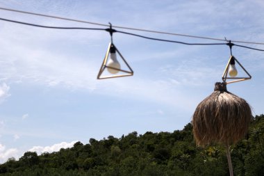 Deniz kenarındaki restoranda güzel bir ışık dekoru.