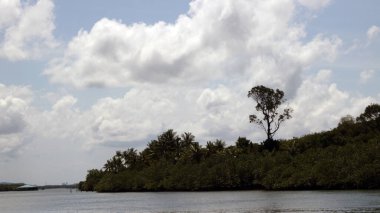 Gün boyunca güneşli bulutlu güzel deniz ve ada manzarası