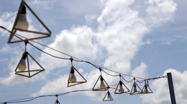 Deniz kenarındaki restoranda güzel bir ışık dekoru.