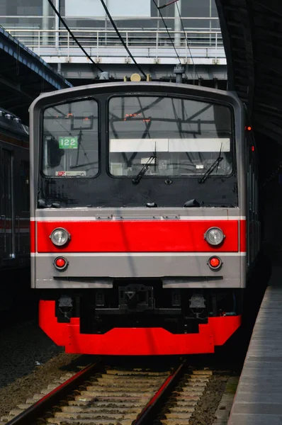 Vue Face Train Attend Les Passagers Gare Pendant Journée — Photo