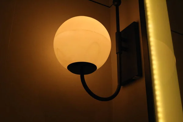 宾馆房间的圆形雅致壁灯亮起 — 图库照片