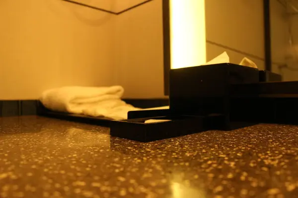 Элегантная Ванная Комната Полотенцами Зеркалом Номере Отеля — стоковое фото