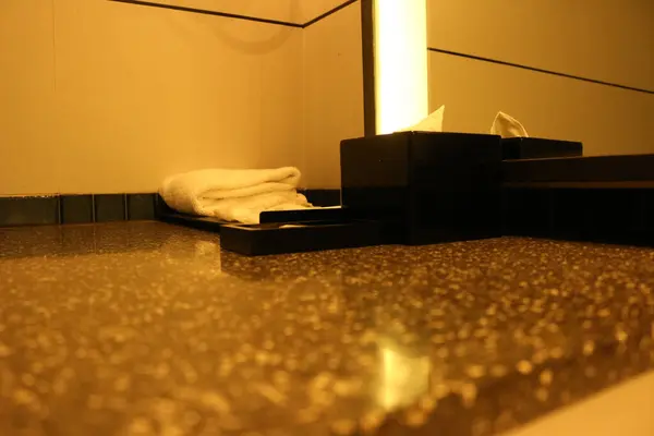 Элегантная Ванная Комната Полотенцами Зеркалом Номере Отеля — стоковое фото