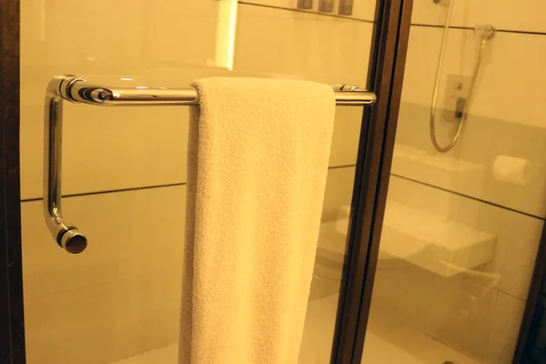 Elegante Baño Con Toallas Espejo Habitación Del Hotel — Foto de Stock