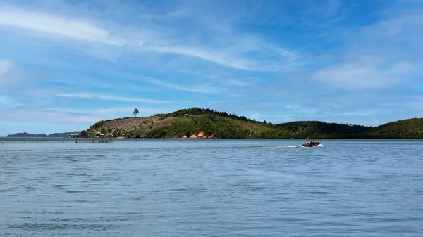 Belle Vue Sur Mer Île Avec Des Nuages Ensoleillés Pendant — Photo