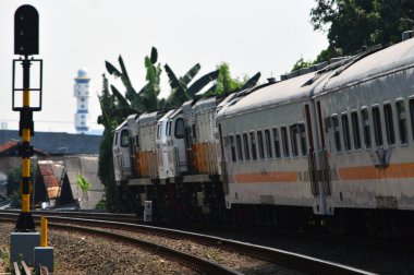 Tren varış noktasına doğru gidiyor.