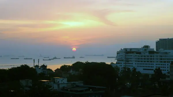 Widok Zachód Słońca Morze Szczytu Budynku — Zdjęcie stockowe
