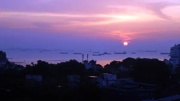 建物の上からの夕日と海の景色 — ストック写真