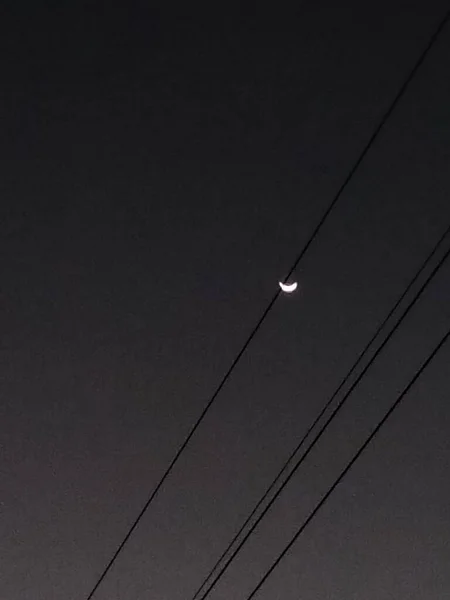 パワーラインの月とシルエットの美しい景色 — ストック写真