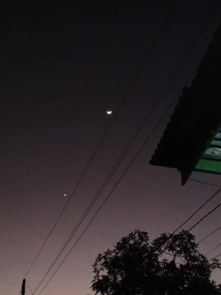 Belle Vue Sur Lune Les Silhouettes Arbres Dessus Maison — Photo