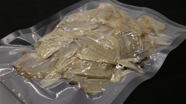 Siyah bir arkaplanda ambalajda taze balık