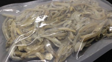 Siyah bir arkaplanda ambalajda taze balık