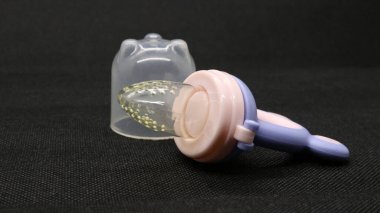 Siyah arkaplanda izole edilmiş şirin bebek emziği.