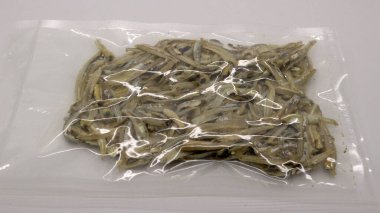 Beyaz arka planda ambalajda taze balık