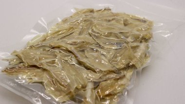 Beyaz arka planda ambalajda taze balık