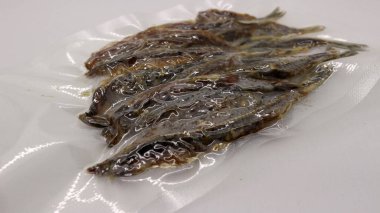 Beyaz arka planda ambalajda taze balık