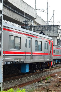 Jakarta, Endonezya 'daki banliyö hattı ya da elektrikli tren. Doğru açıdan çekilen fotoğrafta, bu elektrikli trenin ihtişamını gösteriyor..