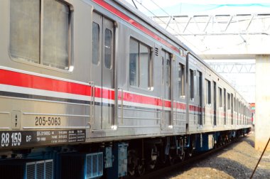 Jakarta, Endonezya 'daki banliyö hattı ya da elektrikli tren. Doğru açıdan çekilen fotoğrafta, bu elektrikli trenin ihtişamını gösteriyor..