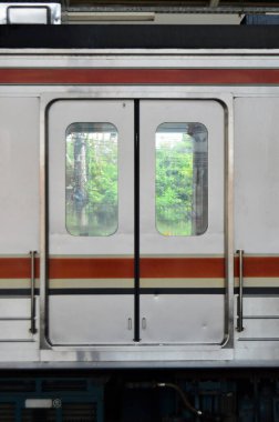 Jakarta, Endonezya 'daki banliyö hattı ya da elektrikli tren. Doğru açıdan çekilen fotoğrafta, bu elektrikli trenin ihtişamını gösteriyor..