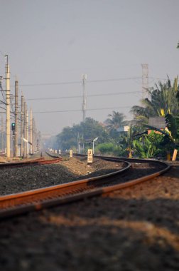Jakarta, Endonezya 'daki banliyö hattı ya da elektrikli tren. Doğru açıdan çekilen fotoğrafta, bu elektrikli trenin ihtişamını gösteriyor..
