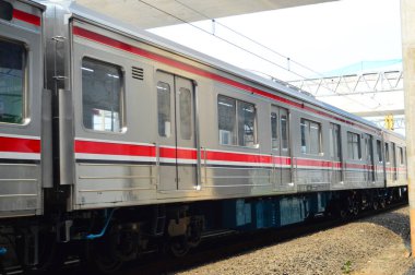 Jakarta, Endonezya 'daki banliyö hattı ya da elektrikli tren. Doğru açıdan çekilen fotoğrafta, bu elektrikli trenin ihtişamını gösteriyor..
