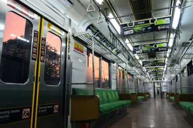 Jakarta, Endonezya 'daki banliyö hattı ya da elektrikli tren. Doğru açıdan çekilen fotoğrafta, bu elektrikli trenin ihtişamını gösteriyor..
