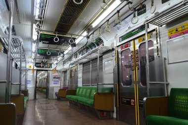 Jakarta, Endonezya 'daki banliyö hattı ya da elektrikli tren. Doğru açıdan çekilen fotoğrafta, bu elektrikli trenin ihtişamını gösteriyor..