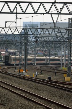 Jakarta, Endonezya 'daki banliyö hattı ya da elektrikli tren. Doğru açıdan çekilen fotoğrafta, bu elektrikli trenin ihtişamını gösteriyor..