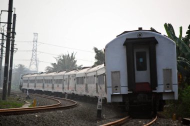 Jakarta, Endonezya 'daki banliyö hattı ya da elektrikli tren. Doğru açıdan çekilen fotoğrafta, bu elektrikli trenin ihtişamını gösteriyor..