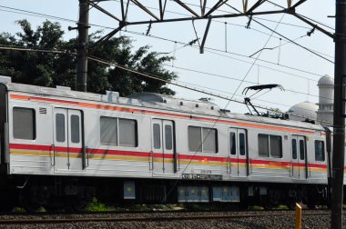 Jakarta, Endonezya 'daki banliyö hattı ya da elektrikli tren. Doğru açıdan çekilen fotoğrafta, bu elektrikli trenin ihtişamını gösteriyor..