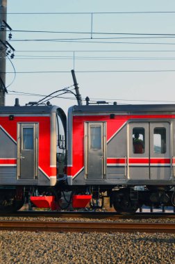 Jakarta, Endonezya 'daki banliyö hattı ya da elektrikli tren. Doğru açıdan çekilen fotoğrafta, bu elektrikli trenin ihtişamını gösteriyor..